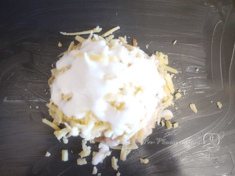 Сочная курица под шубой из картофеля, яиц и сыра - поливаем соусом