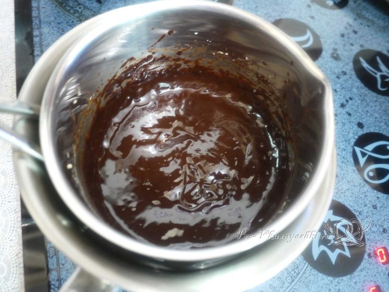 Шоколадный пирог с творожными шариками - жидкий шоколад