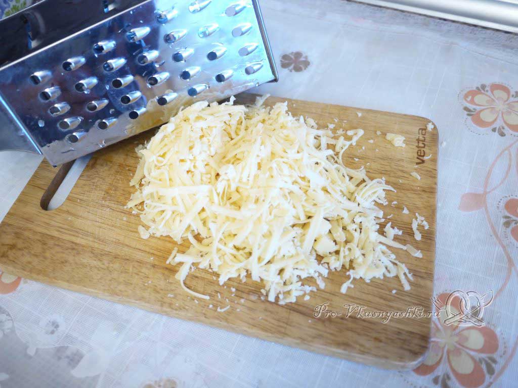 Пирог с мясом курицы и сыром - натираем сыр