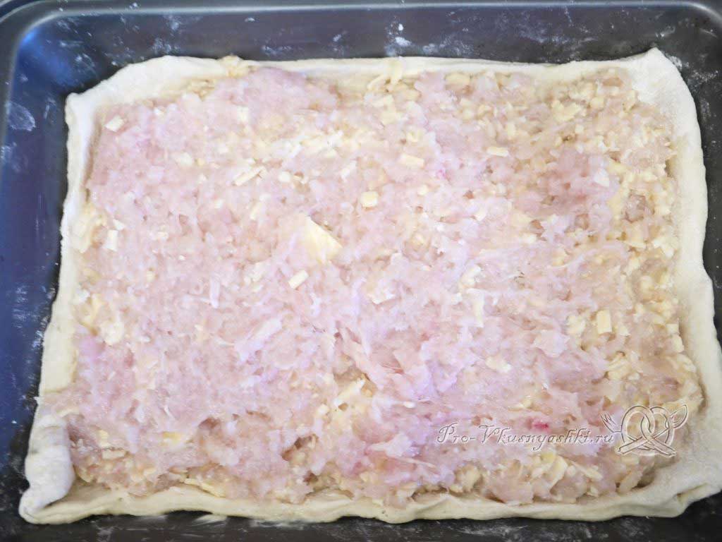 Пирог с мясом курицы и сыром - выкладываем начинку