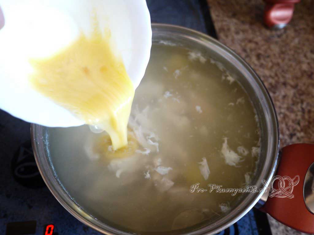 Куриный суп с лапшой и яйцом - добавляем яйцо