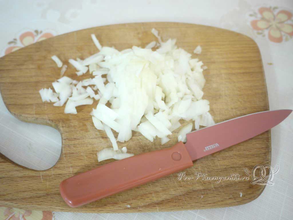 Куриный суп с лапшой и картофелем - нарезаем лук
