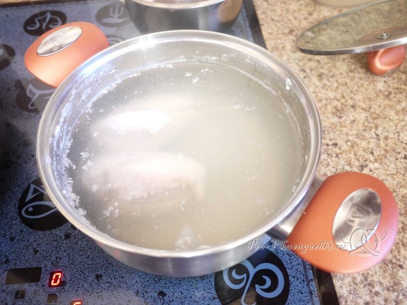 Куриный суп с лапшой и картофелем - убираем пену