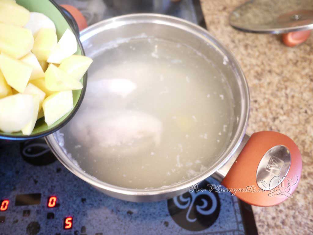 Куриный суп с лапшой и картофелем - добавляем картофель в суп