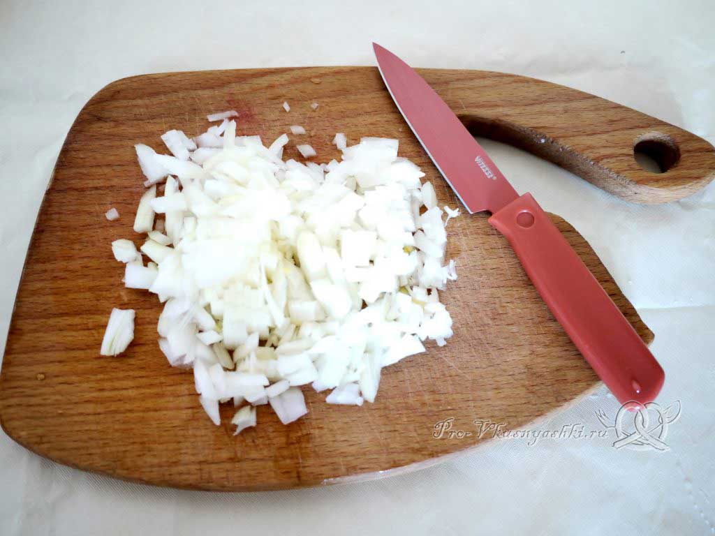 Салат Мимоза с сыром и яйцом - нарезаем лук