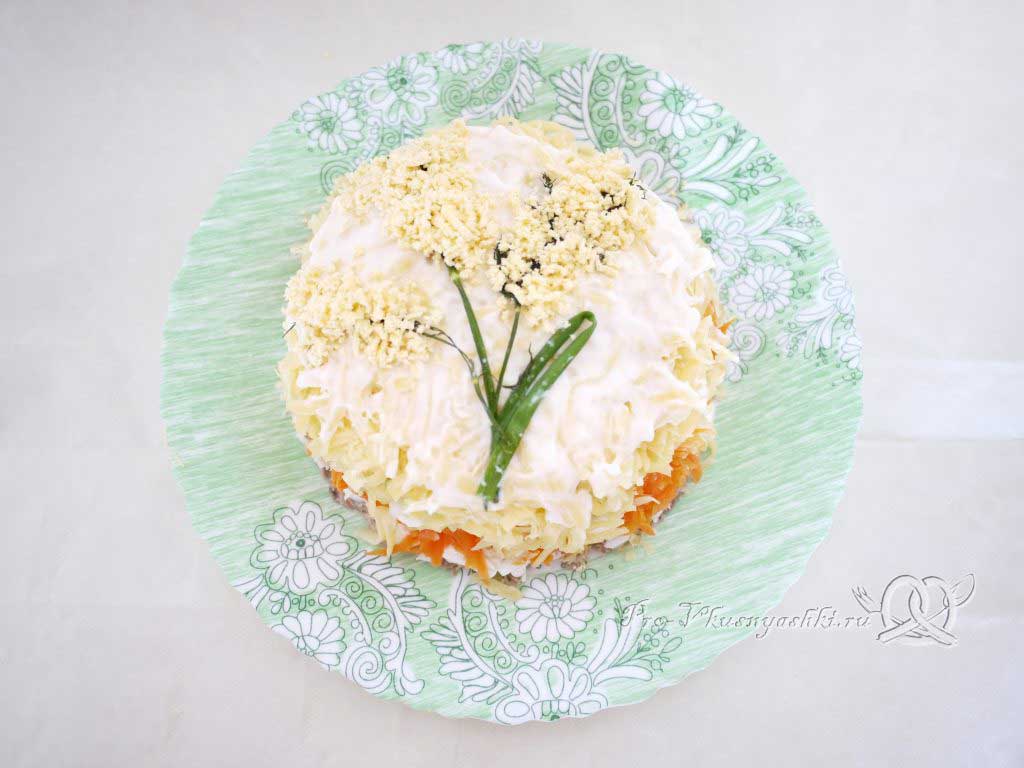 Салат Мимоза с сыром и яйцом - посыпаем желтком