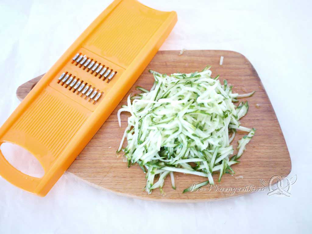 Вкусный салат из минтая - натираем огурец
