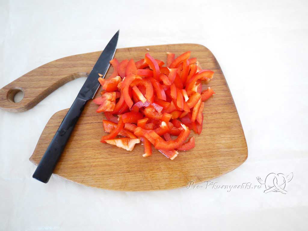 Вкусный салат из минтая - нарезаем перец