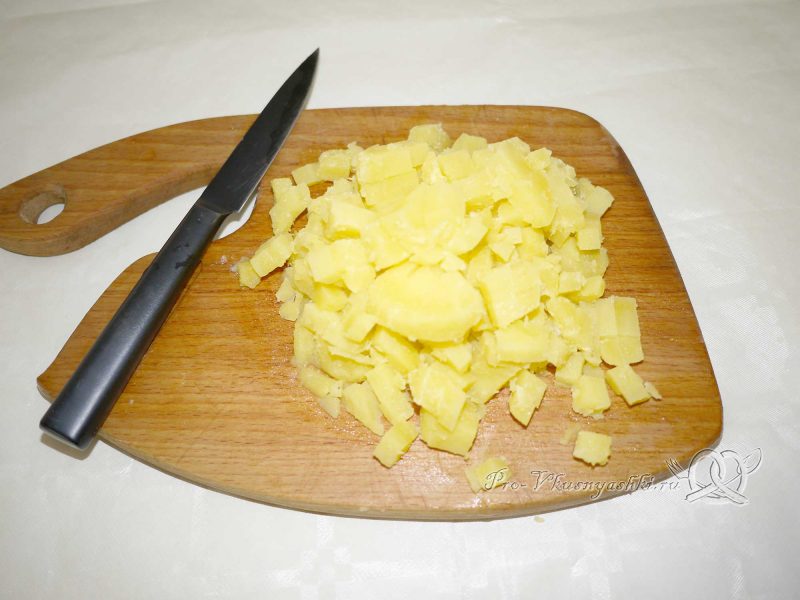Вкусный салат из минтая - нарезаем картофель