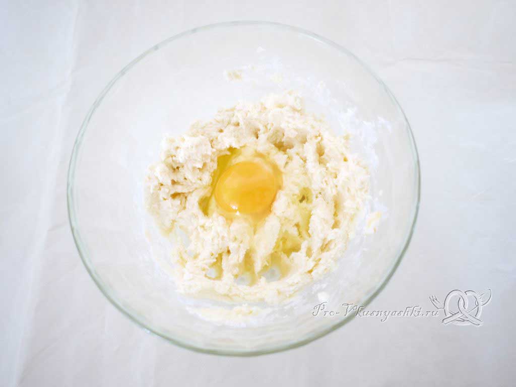 Песочное печенье с вареньем и крошкой - добавляем яйцо