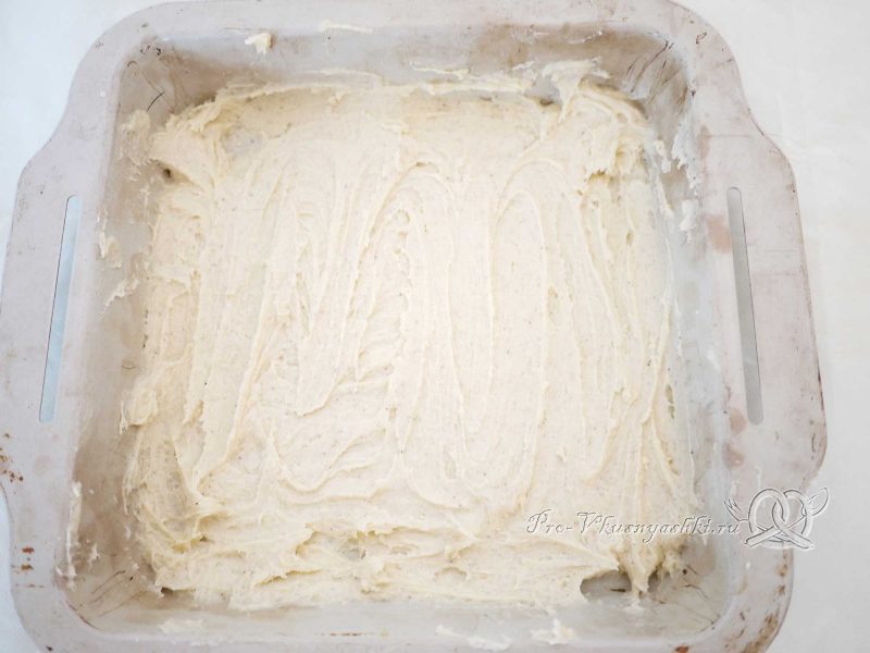 Песочное печенье с вареньем и крошкой - распределяем тесто по дну формы