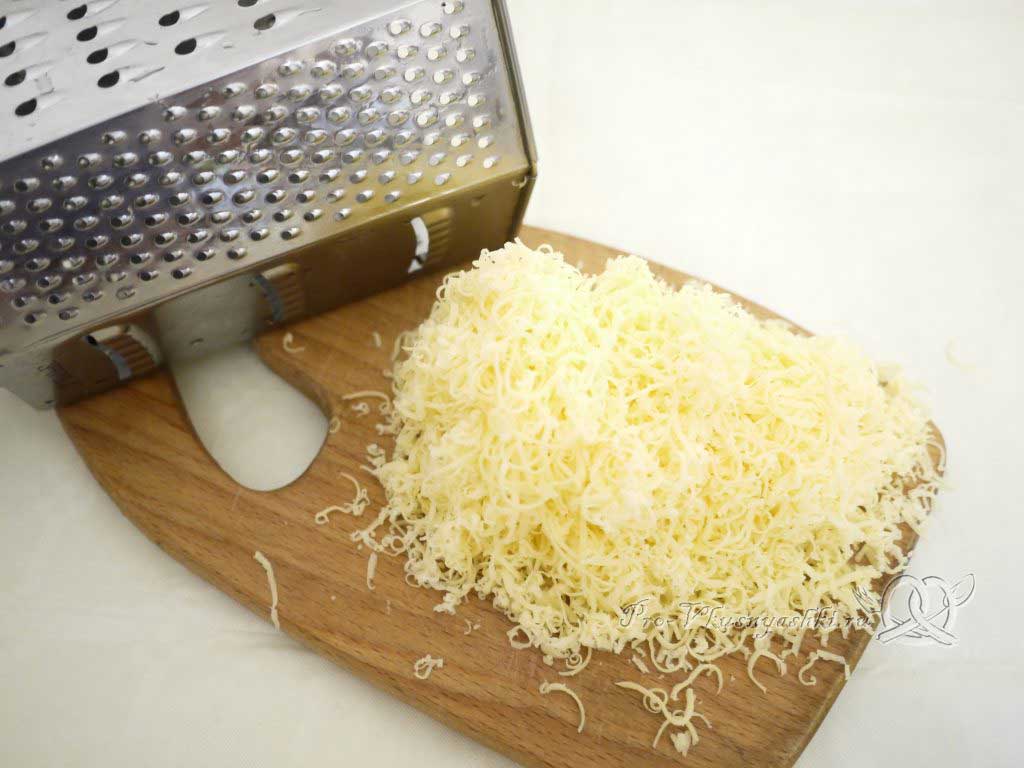 Сырные блины с зеленью на молоке - натираем сыр