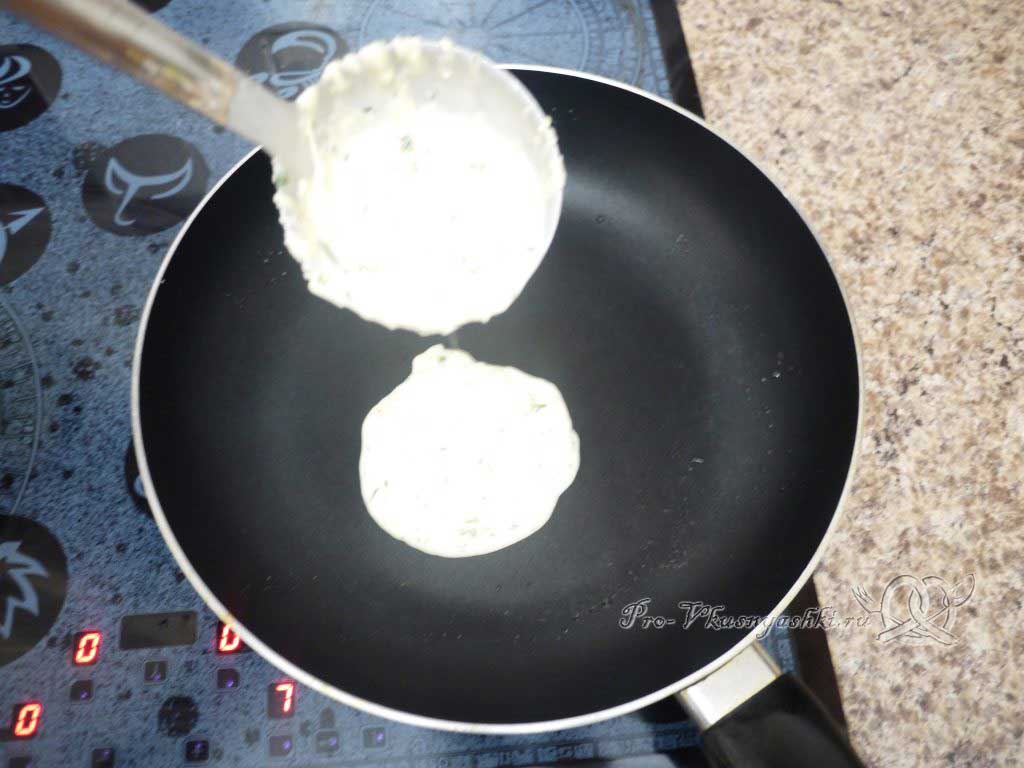 Сырные блины с зеленью на молоке - выливаем тесто на сковороду