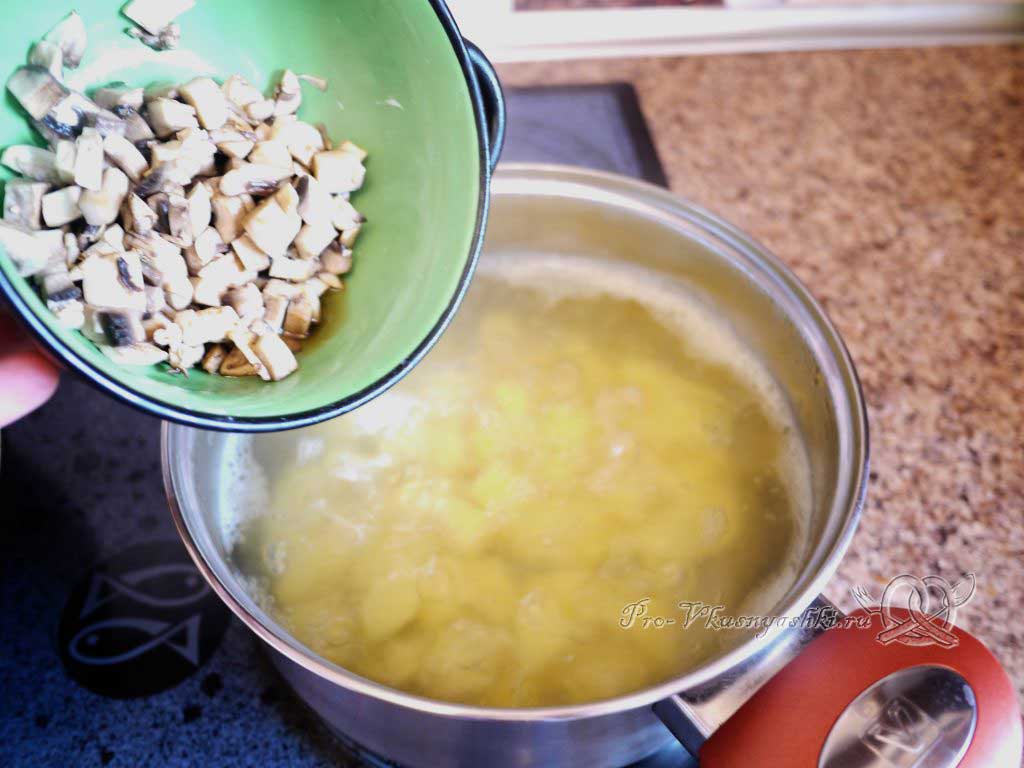 Грибной суп из шампиньонов - добавляем в суп грибы