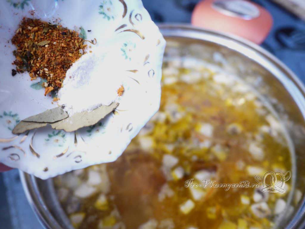Грибной суп из шампиньонов - добавляем соль и специи