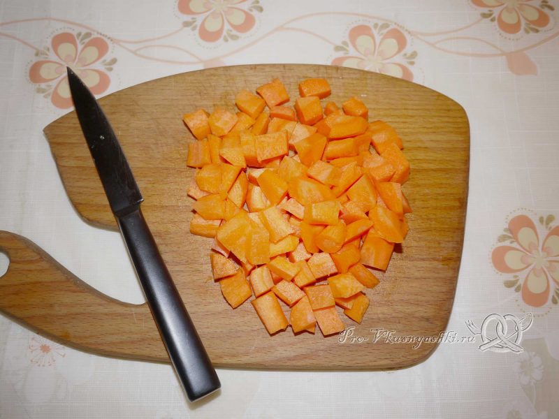 Постный гороховый суп с сухариками - нарезаем морковь