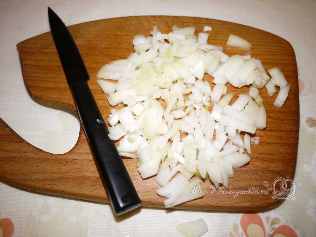 Тушеная капуста с картофелем - нарезаем лук