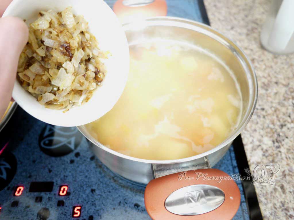 Постный гороховый суп с сухариками - добавляем лук