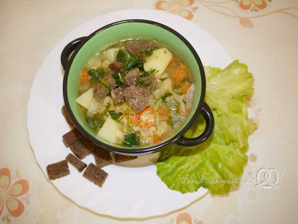 Постный гороховый суп с сухариками - подача