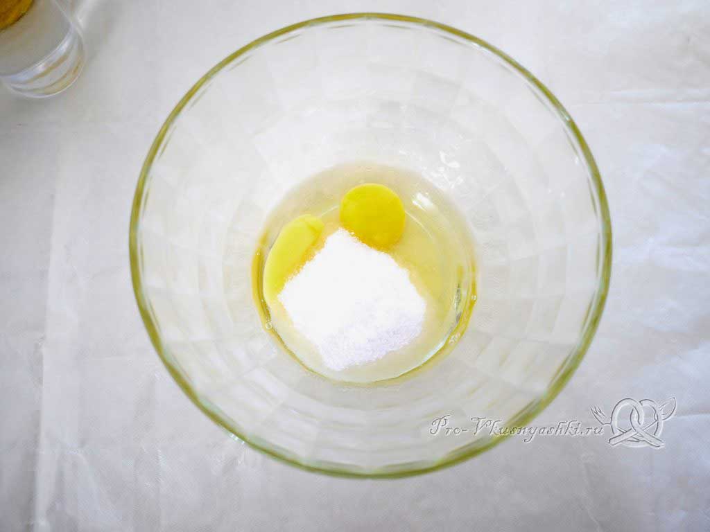 Шоколадные блины на молоке - яйца с сахаром и солью