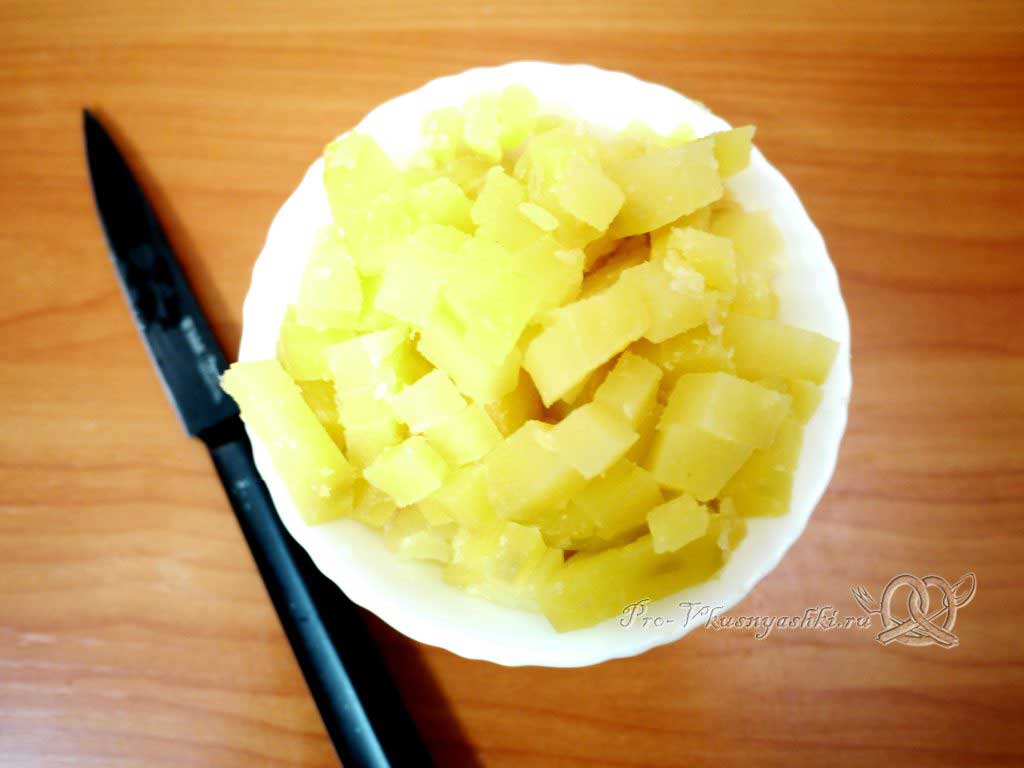 Винегрет с солеными огурцами - нарезаем картофель