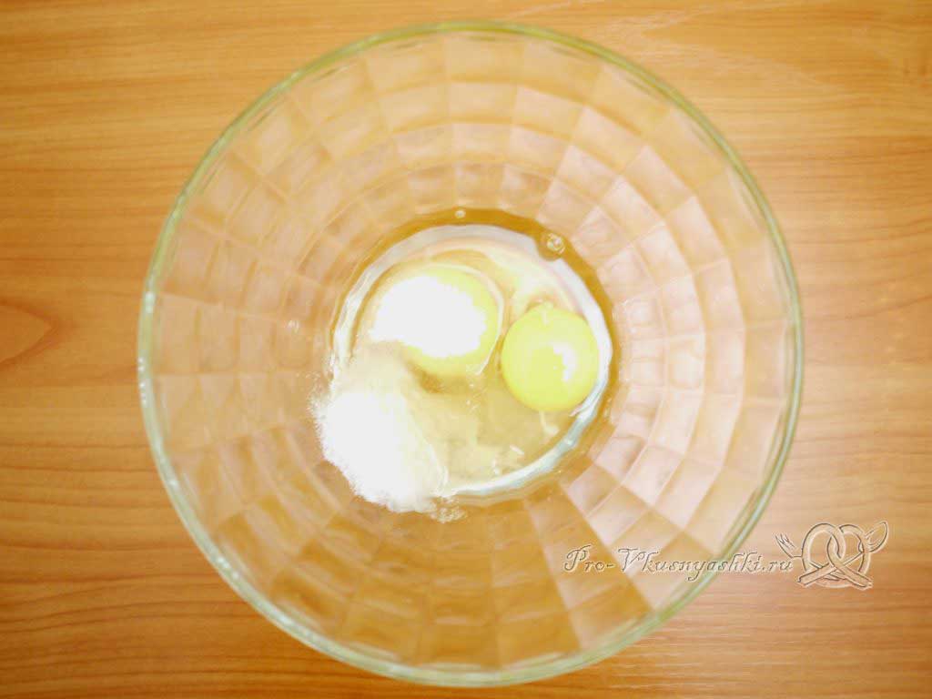 Гречневые блины на молоке - смешиваем яйца и сахар
