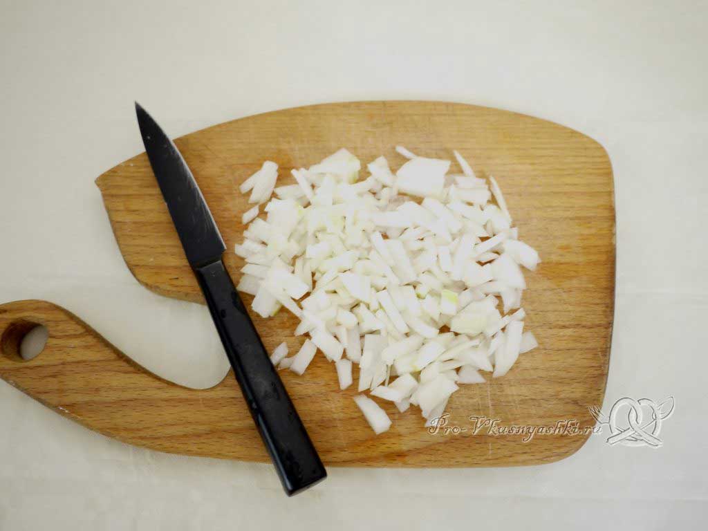 Постные вареники с картошкой - нарезаем лук