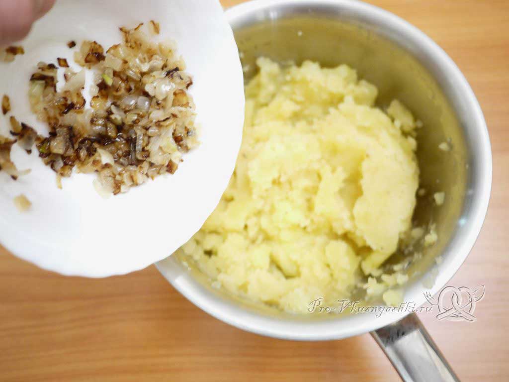 Постные вареники с картошкой и грибами - добавляем лук