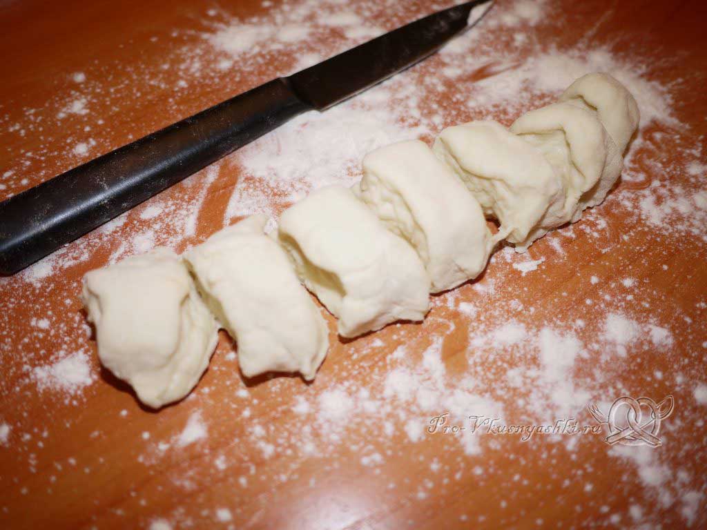 Постные вареники с квашеной капустой - нарезаем тесто