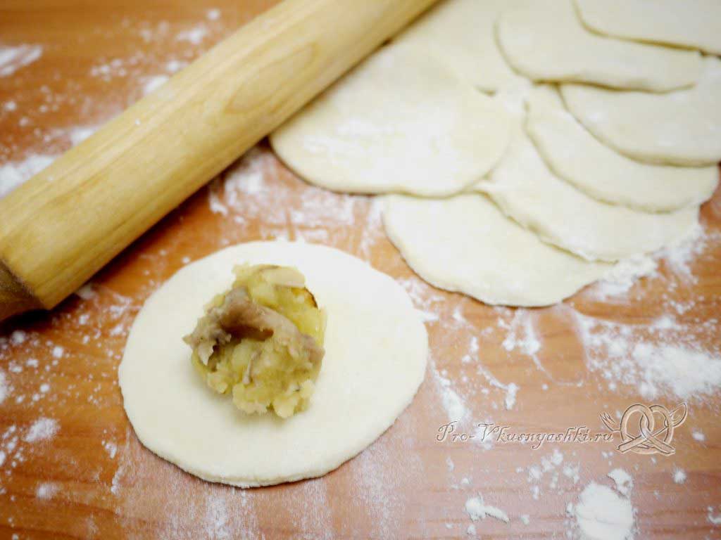 Постные вареники с картошкой и грибами - выкладываем начинку