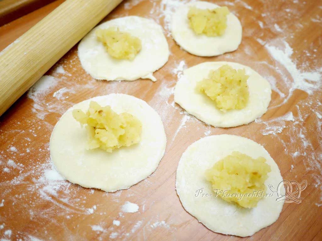 Постные вареники с картошкой - выкладываем начинку