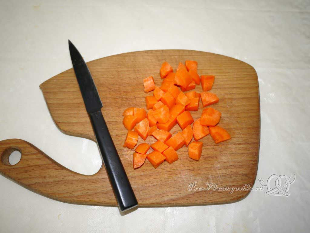 Рис с овощами на сковороде - нарезаем морковь