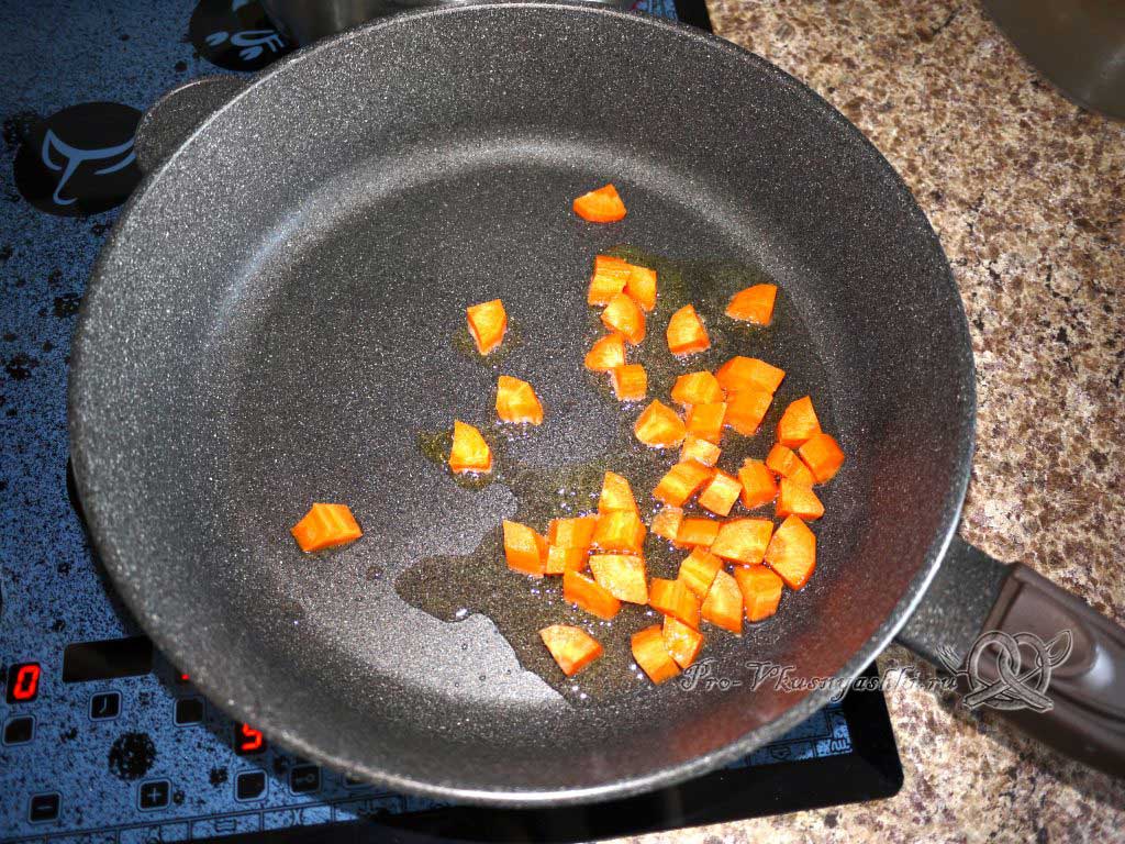 Рис с овощами на сковороде - обжариваем морковь