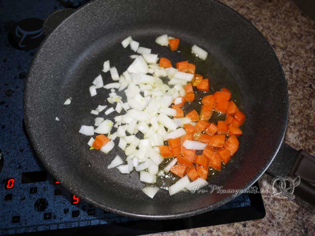 Рис с овощами на сковороде - обжариваем лук