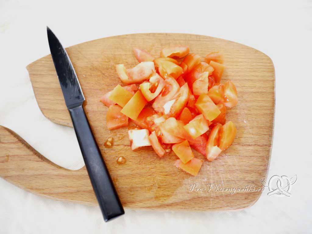 Рис с овощами на сковороде - нарезаем помидоры