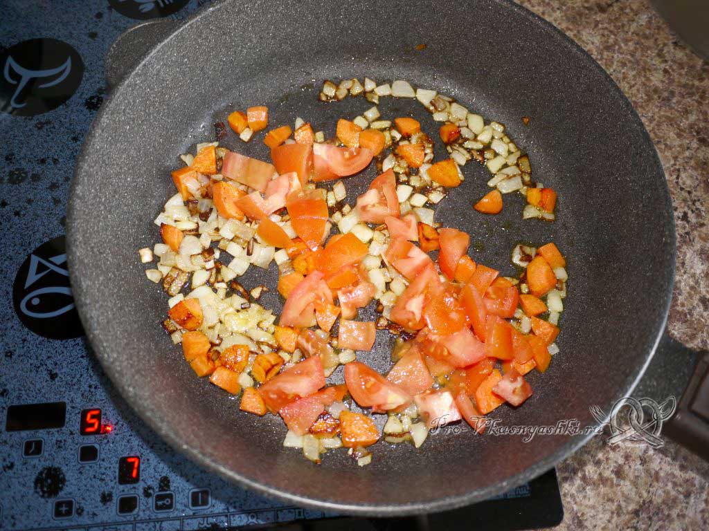 Рис с овощами на сковороде - жарим помидоры