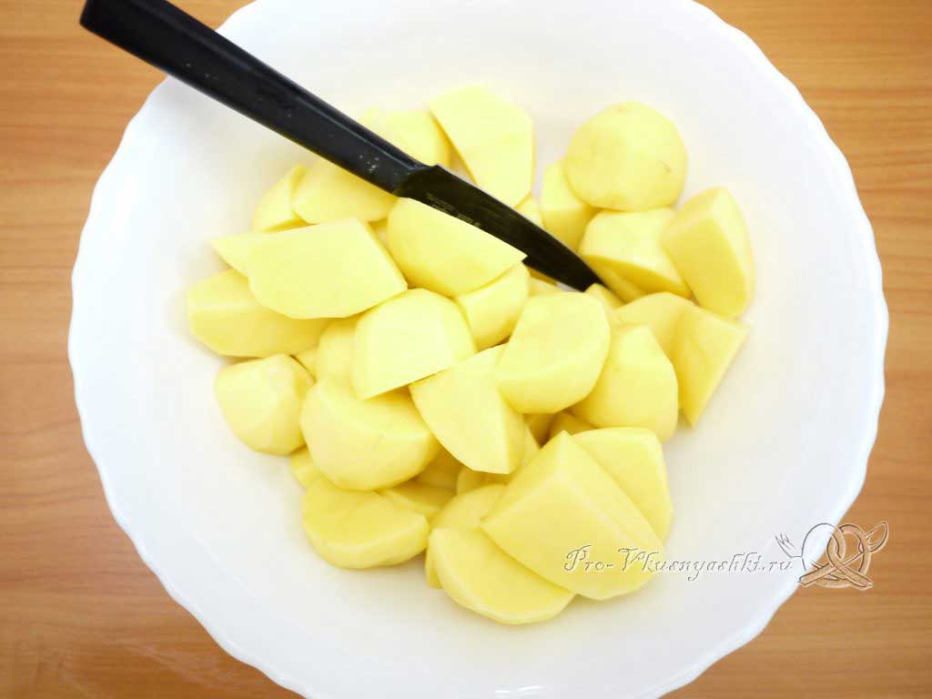 Вареный картофель с зеленью и маслом - режем картофель