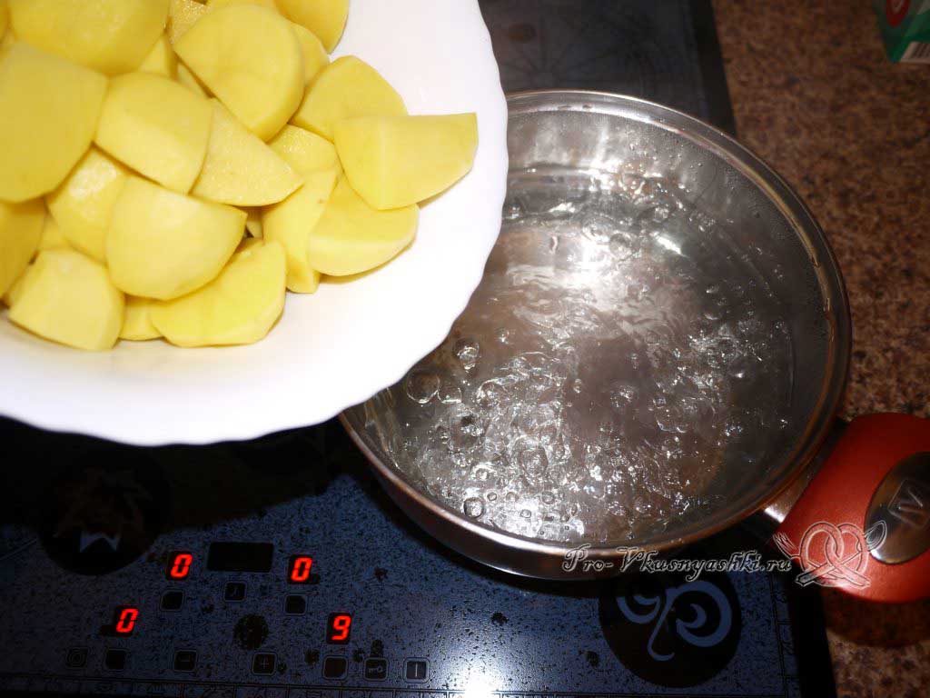 Вареный картофель с зеленью и маслом - кладем картофель в воду