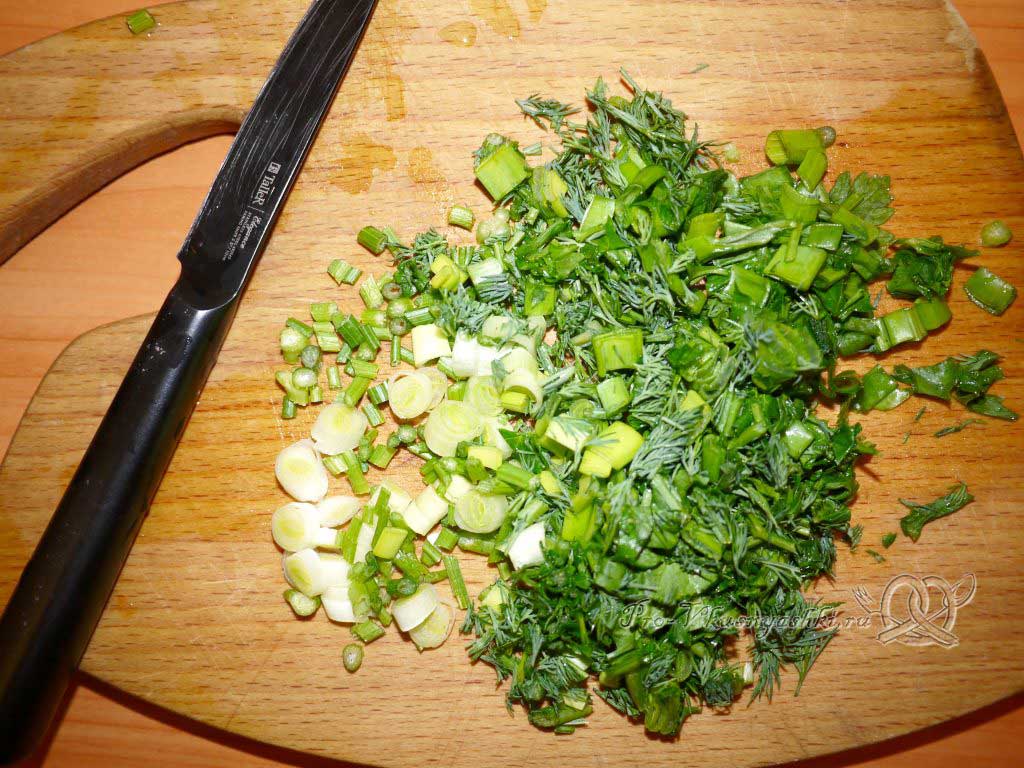 Вареный картофель с зеленью и маслом - нарезаем зелень
