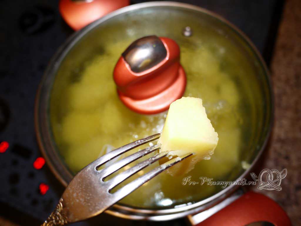 Вареный картофель с зеленью и маслом - проверяем готовность