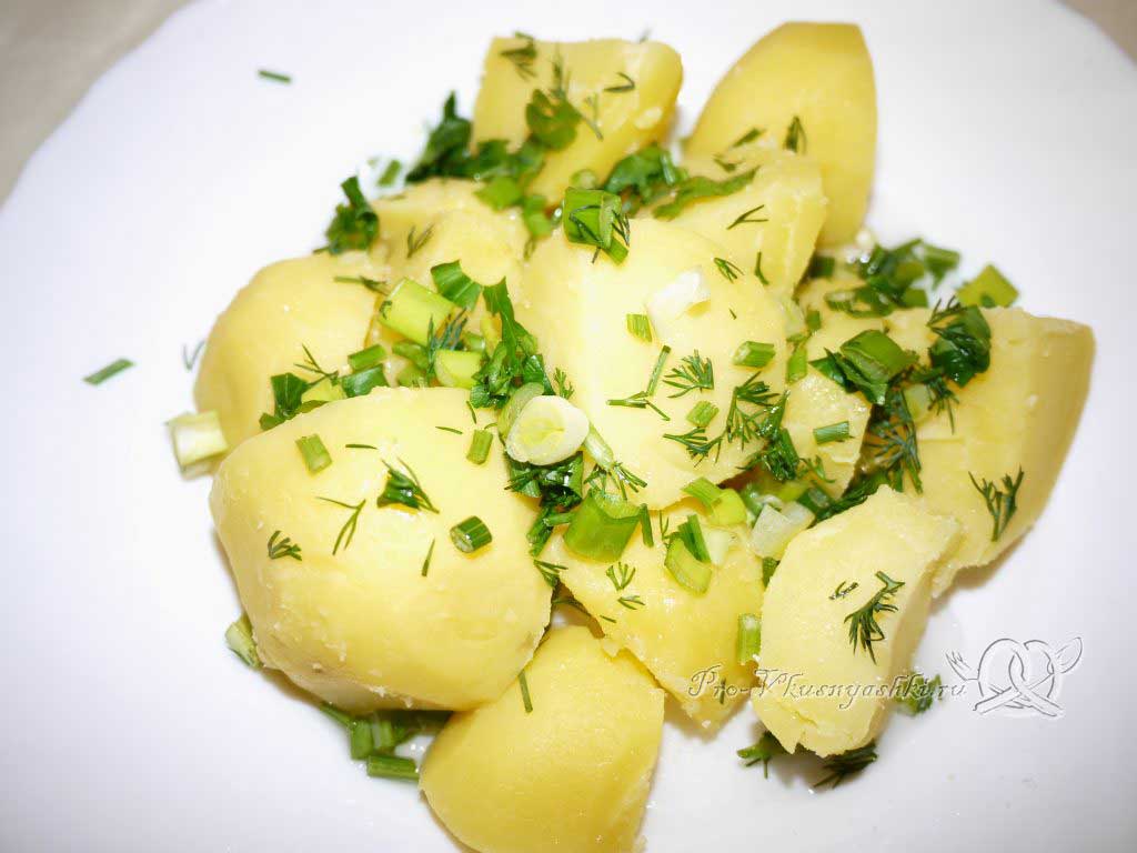 Вареный картофель с зеленью и маслом - посыпаем зеленью