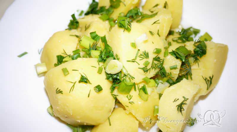 Вареный картофель с зеленью и маслом - посыпаем зеленью
