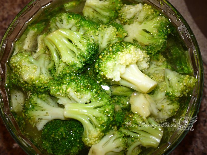 Вареная капуста брокколи - помещаем овощ в ледяную воду