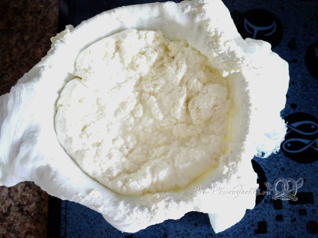 Адыгейский сыр в домашних условиях - даем стечь сыворотке