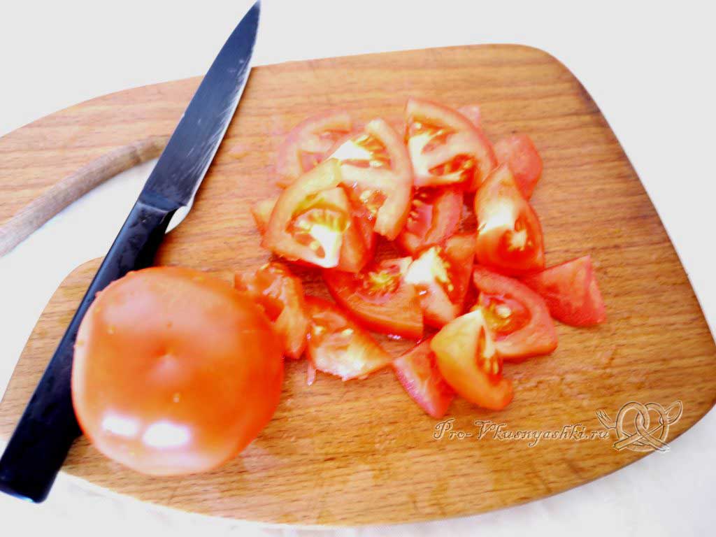 Овощной салат с креветками и сыром - нарезаем помидоры