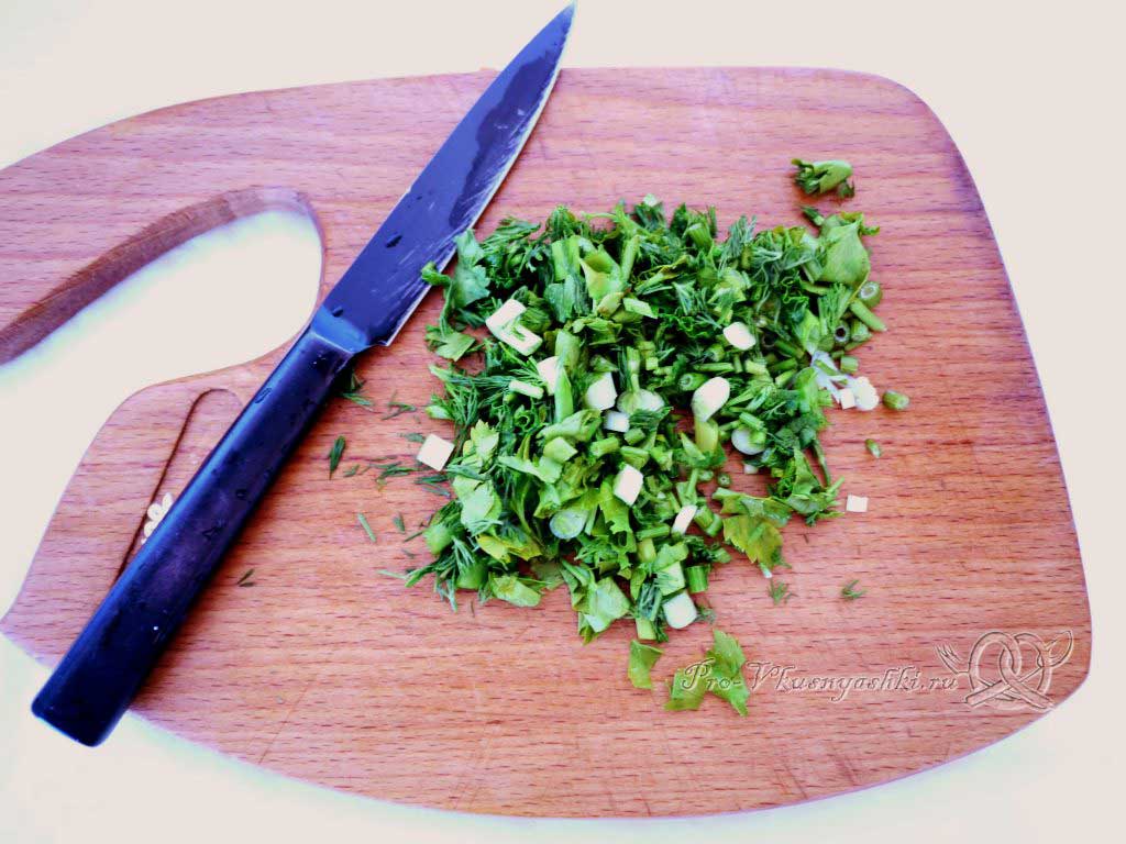 Овощной салат с креветками и сыром - нарезаем зелень