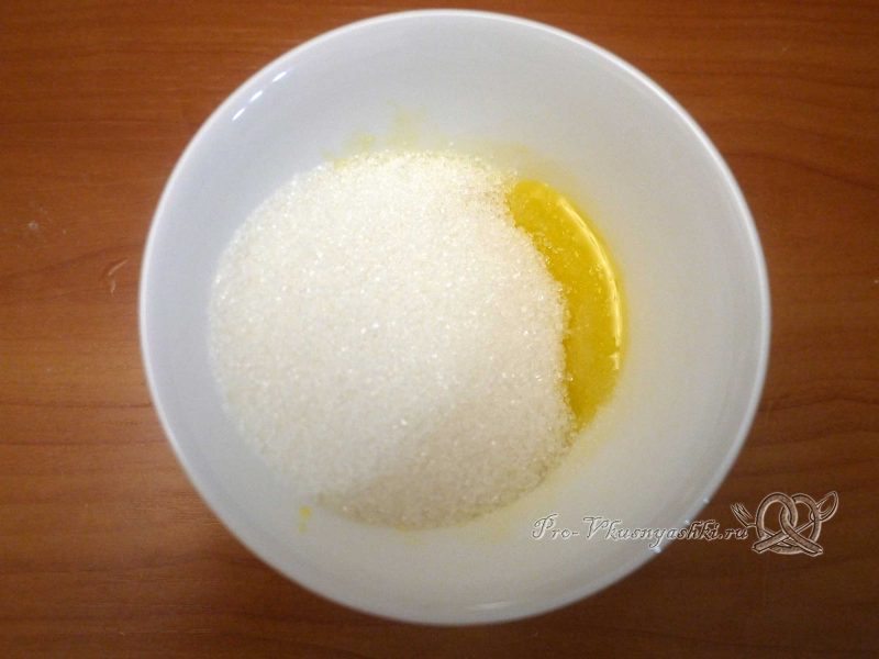 Кулич из заварного теста - смешиваем желтки с сахаром