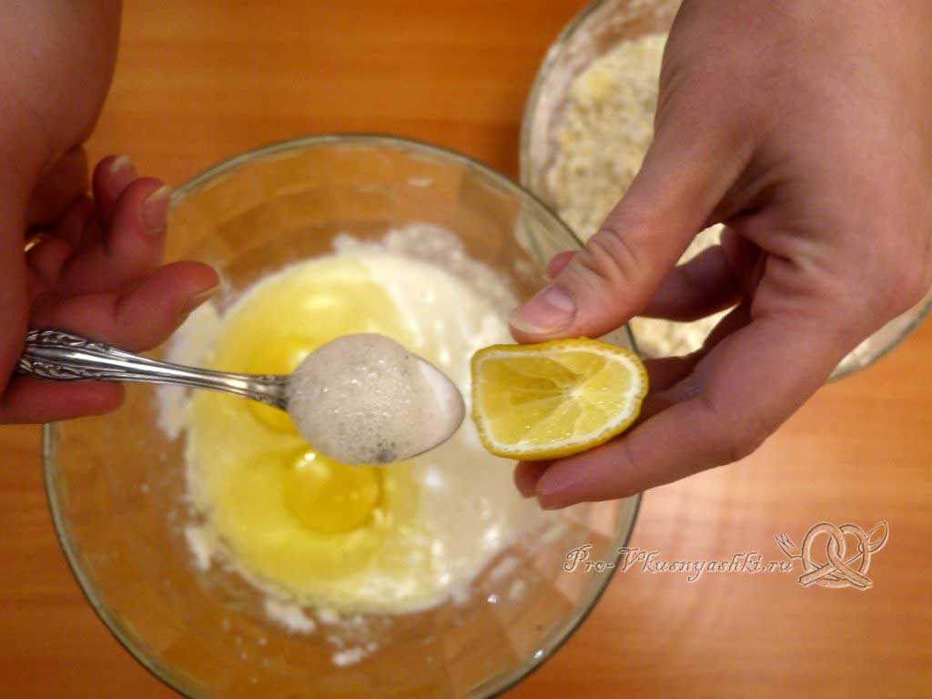 Творожный кулич на соде - добавляем яйца
