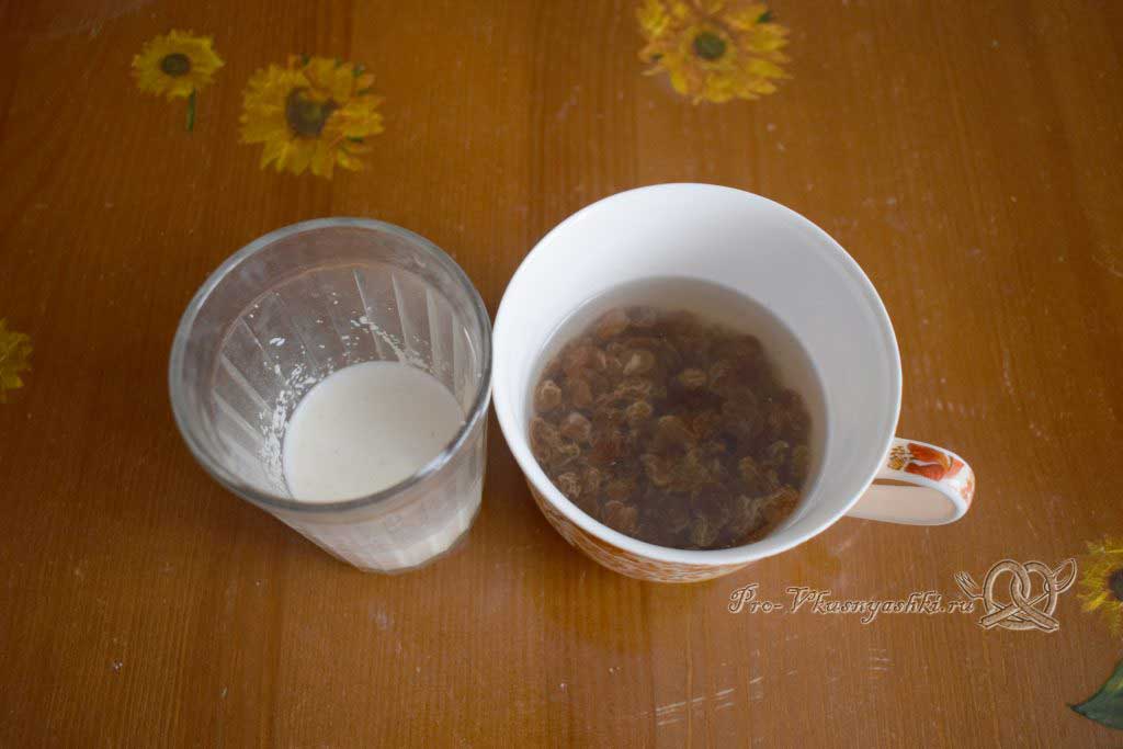 Творожная запеканка на молоке с манкой - замачиваем изюм и манку