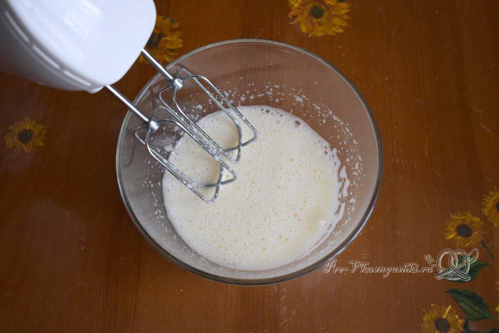 Творожная запеканка на молоке с манкой - взбиваем яйца
